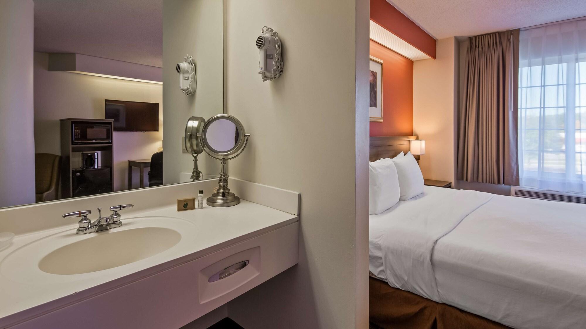 Charlevoix Inn & Suites Surestay Collection By Best Western Ngoại thất bức ảnh