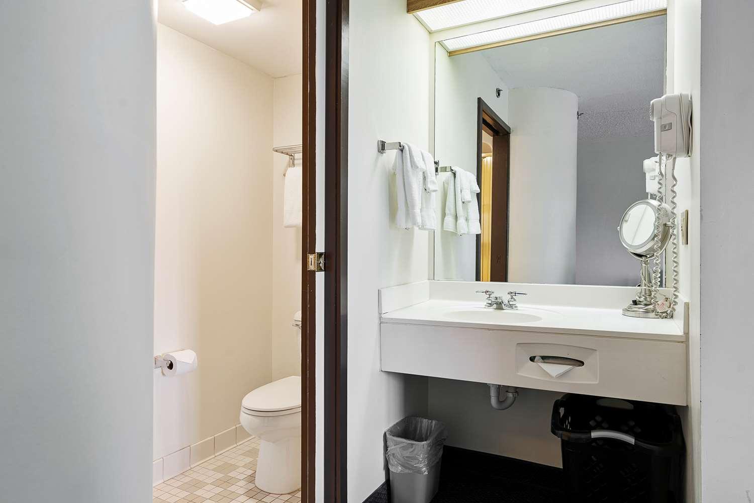 Charlevoix Inn & Suites Surestay Collection By Best Western Ngoại thất bức ảnh
