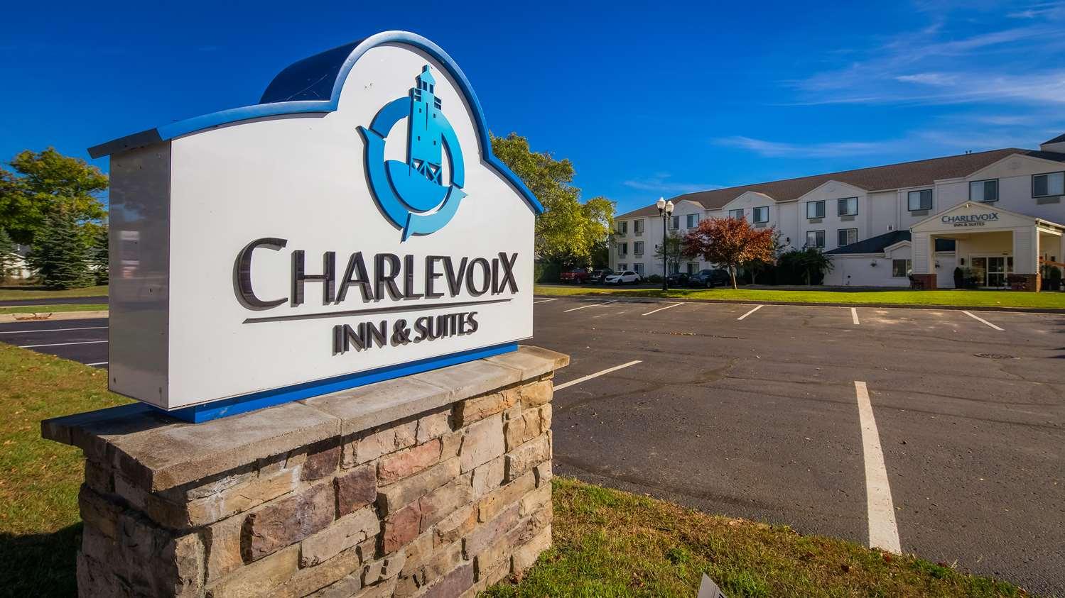 Charlevoix Inn & Suites Surestay Collection By Best Western Ngoại thất bức ảnh