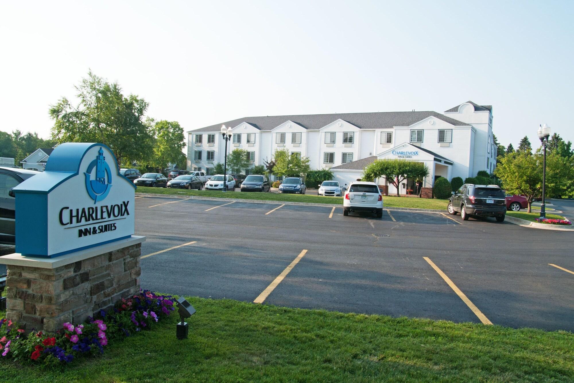 Charlevoix Inn & Suites Surestay Collection By Best Western Ngoại thất bức ảnh