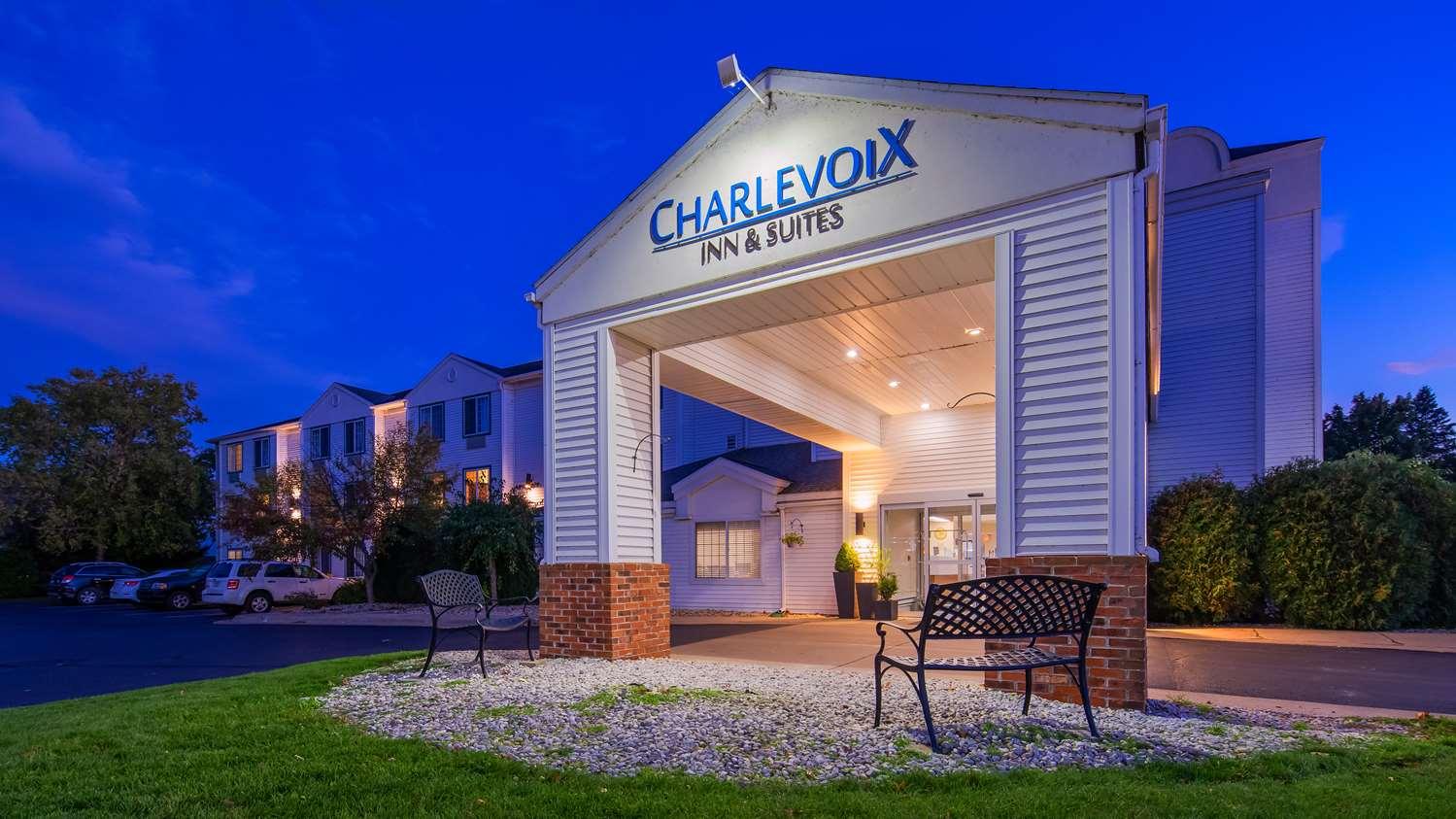 Charlevoix Inn & Suites Surestay Collection By Best Western Ngoại thất bức ảnh
