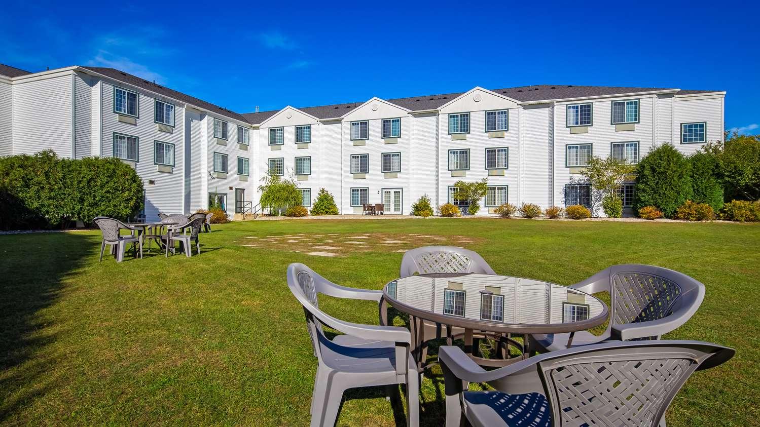 Charlevoix Inn & Suites Surestay Collection By Best Western Ngoại thất bức ảnh