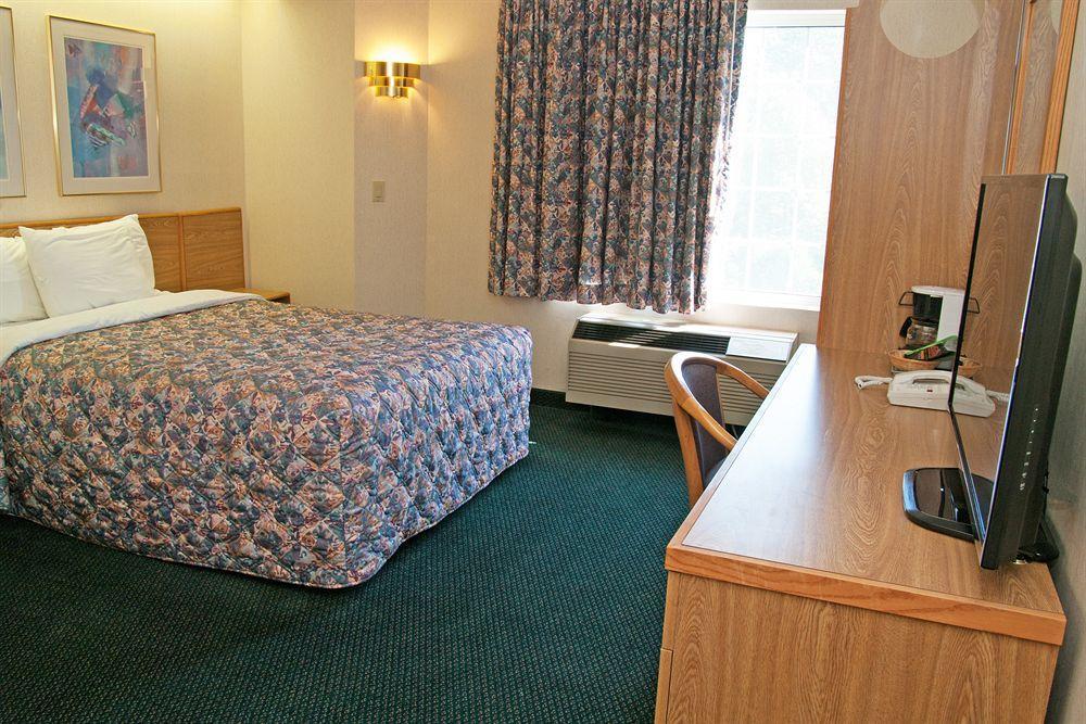 Charlevoix Inn & Suites Surestay Collection By Best Western Ngoại thất bức ảnh